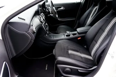 Testigos Mercedes GLA 2023 H247 MBUX cuadro mandos