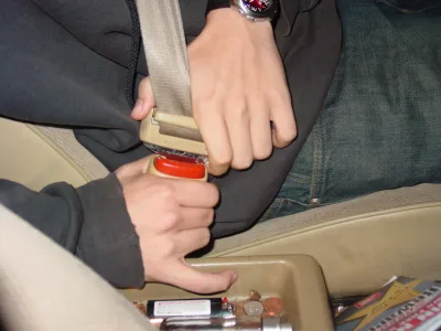 Cinturón de seguridad abrochado en el asiento de un coche