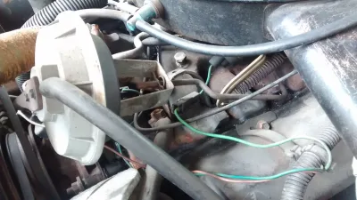 Botones de control de crucero en el volante de un coche