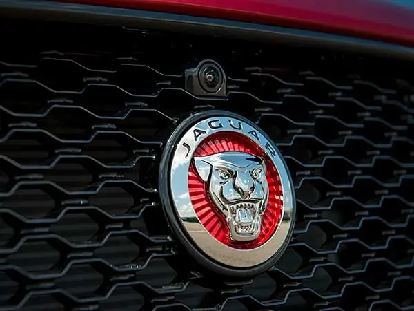 Descubre cómo el Jaguar XF desafía a los alemanes en una emocionante batalla de rendimiento y elegancia. ¡Entra en acción!