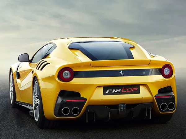 Ferrari presenta el nuevo F12 TDF: el superdeportivo más veloz que provoca que los propietarios se quejen de su rapidez