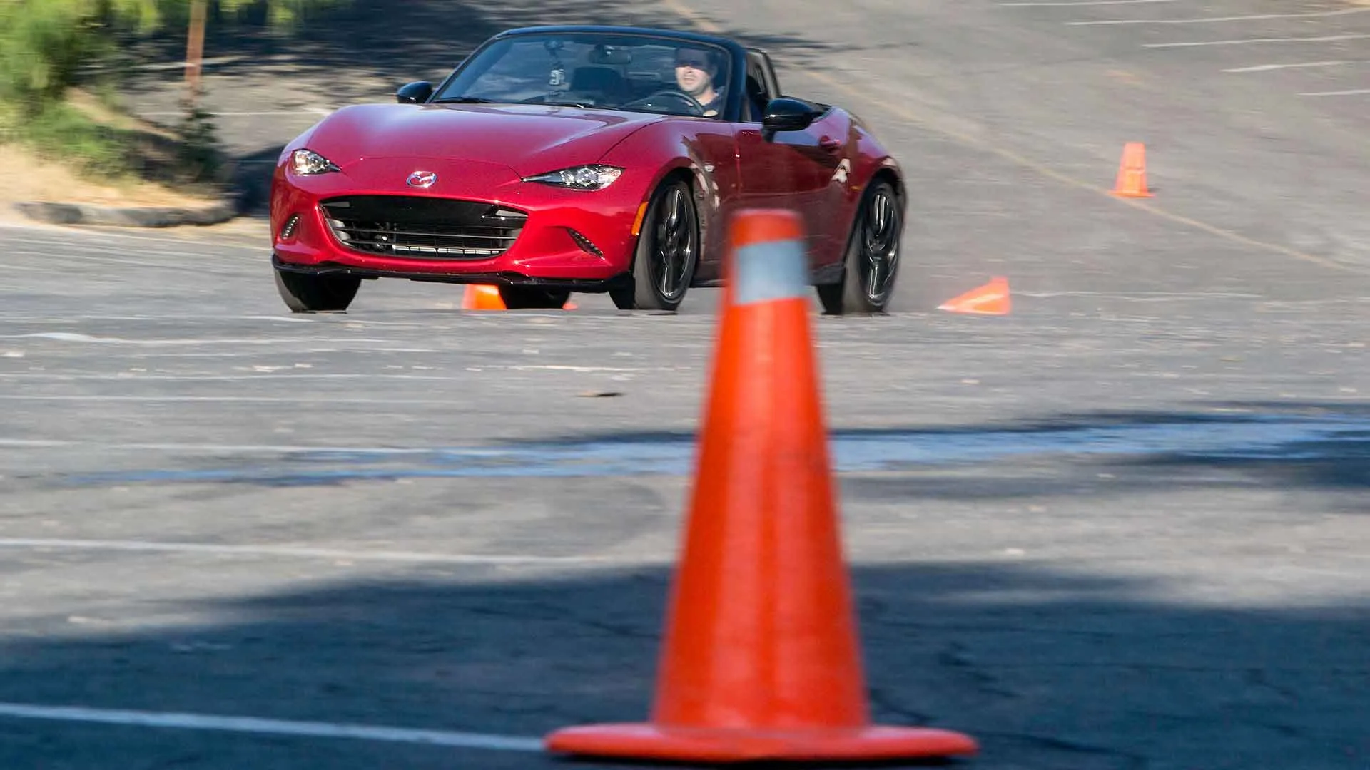¡Prepárate para la emoción del biatlón automovilístico de Drive! ¡Corre, dispara y repite en esta increíble competición!