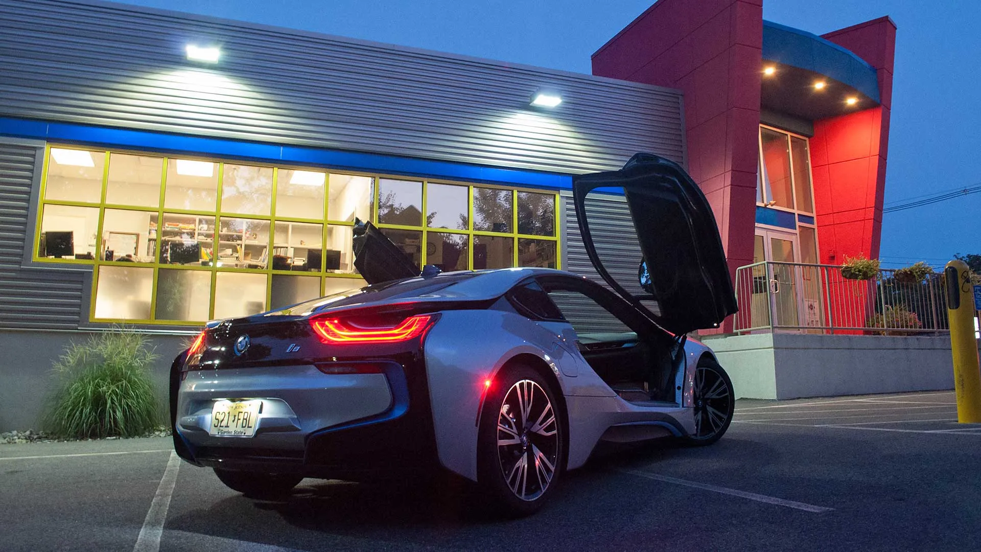 Descubre 4 lecciones clave al manejar un BMW i8 el último fin de semana