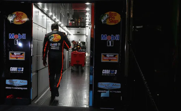 El impactante recorrido de Tony Stewart: de las alturas del éxito a los momentos más bajos.
