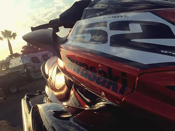 Kawasaki domina las competiciones de motos acuáticas con su potente modelo de 310 caballos en la costa de California