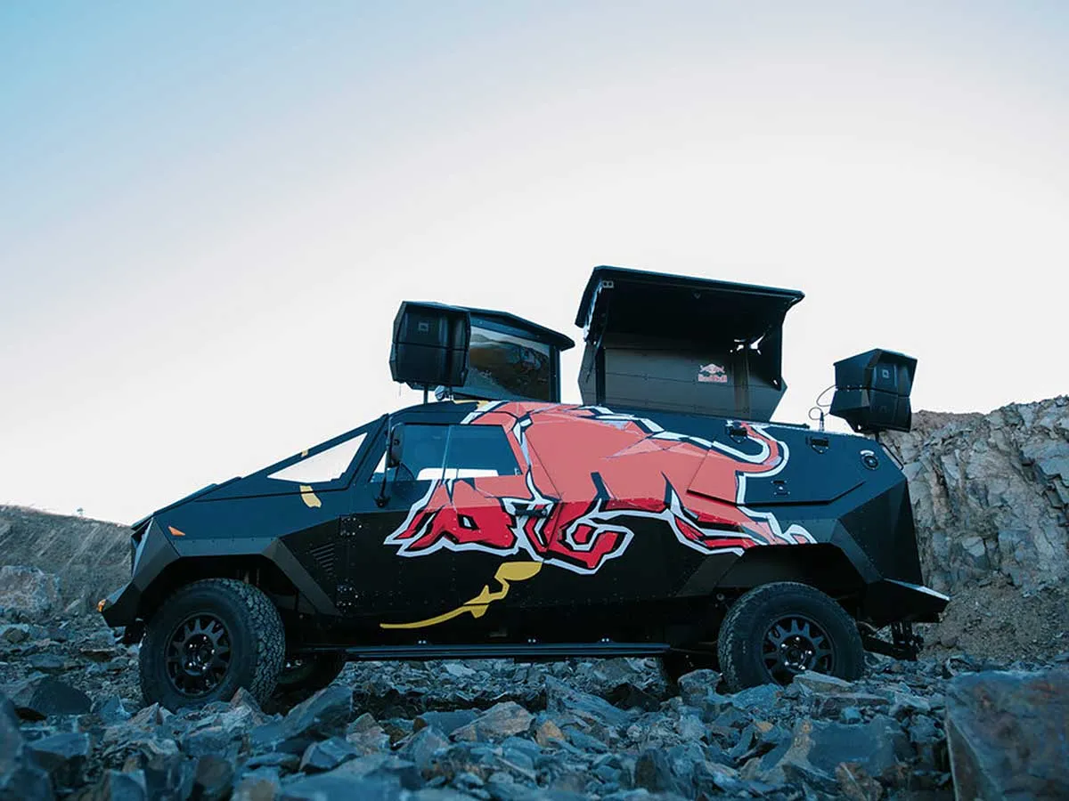 Descubre el Land Rover Defender, el impresionante "vehículo lunar blindado" promovido por Red Bull