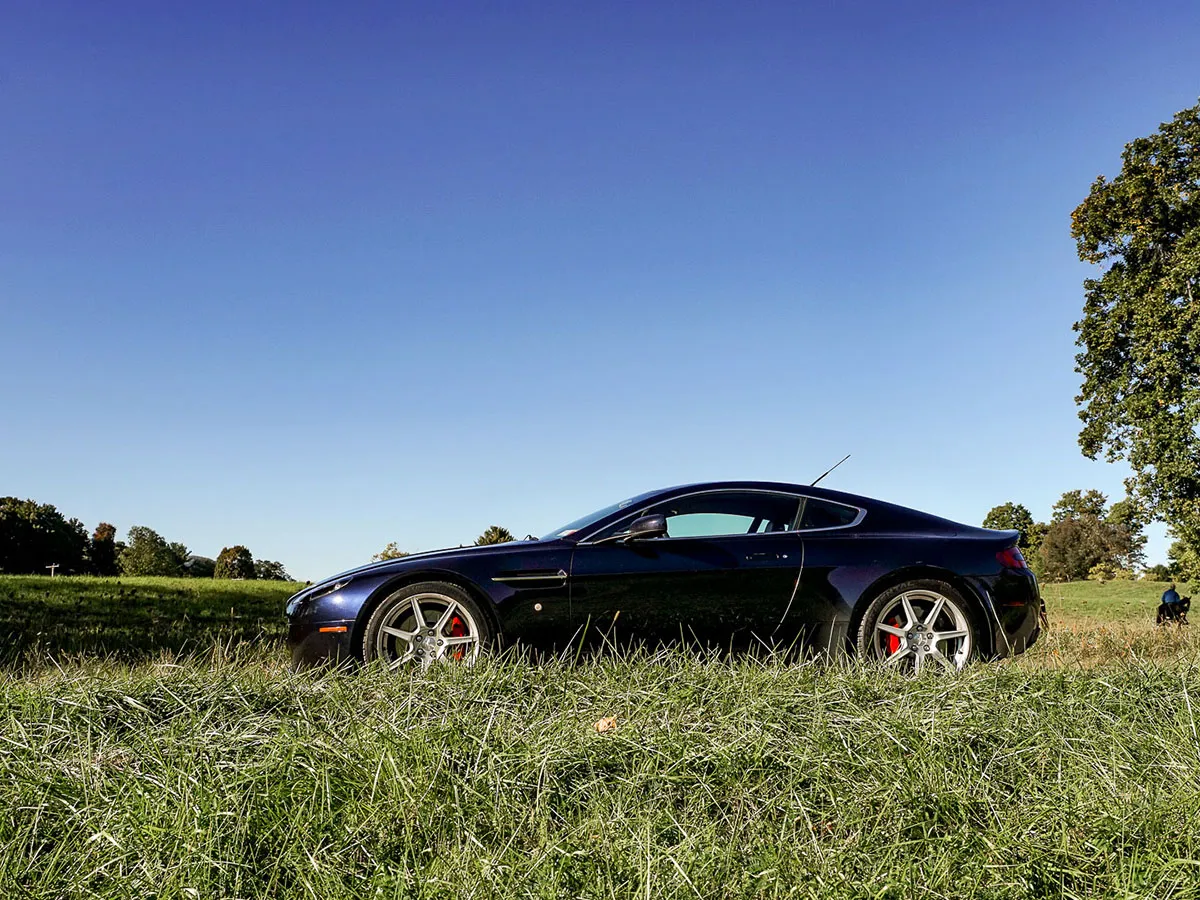 Descubre por qué el Aston Martin V8 Vantage es el auto perfecto para los fines de semana