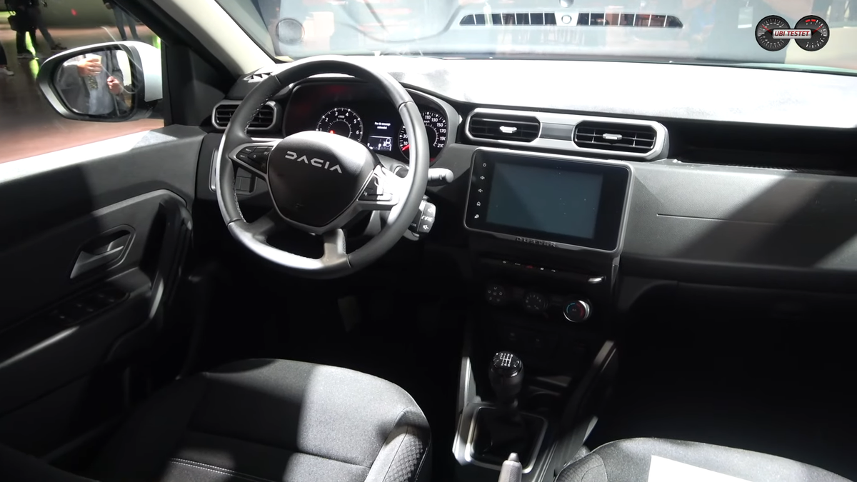 Interior y salpicadero Dacia Duster 2022 2023 con cuadro de mandos