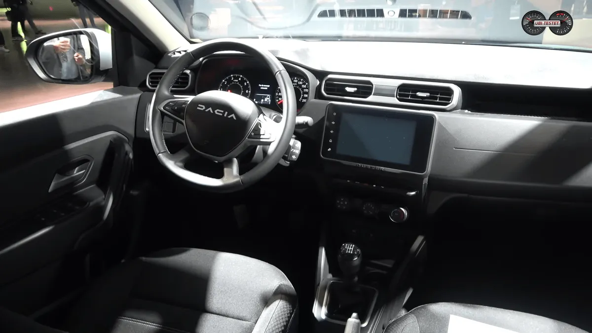 Interior y salpicadero Dacia Duster 2022 2023 con cuadro de mandos